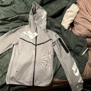 Nike Sportswear Tech Fleece Graphic Full-Zip Hoodie Grey